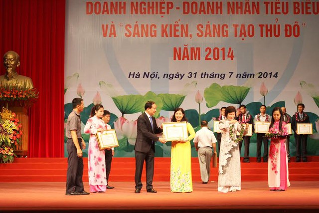  Phó Chủ tịch UBND TP.Hà Nội trao bằng khen Doanh nhân tiêu biểu Thủ đô cho Dược sĩ Lê Thị Bình