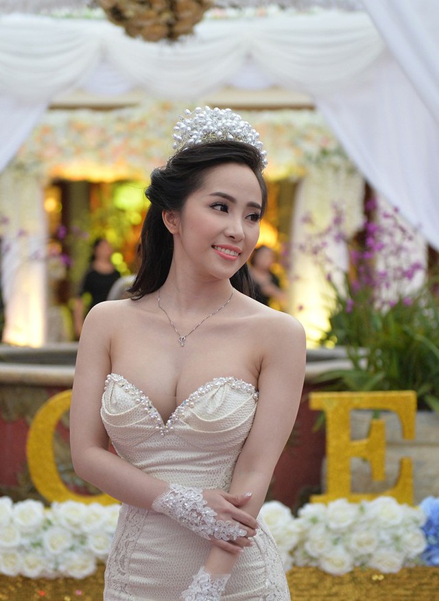 Quỳnh Nga - Doãn Tuấn khoá môi say đắm trong tiệc cưới