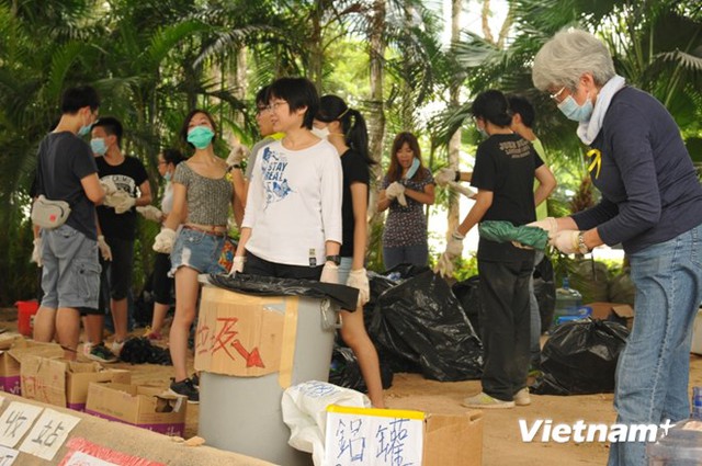 Toàn bộ các loại rác thải của người biểu tình, từ túi nilông, chai đựng nước cho đến các loại rác khác đều được chính họ tự nguyện thu gom và tập kết tại các điểm thu gom rác thải.
