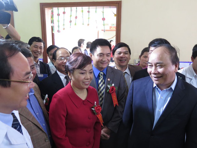 Phó Thủ tướng Nguyễn Xuân Phúc và Bộ trưởng Bộ Y tế Nguyễn Thị Kim Tiến thăm hỏi người dân xã Cao Kỳ
