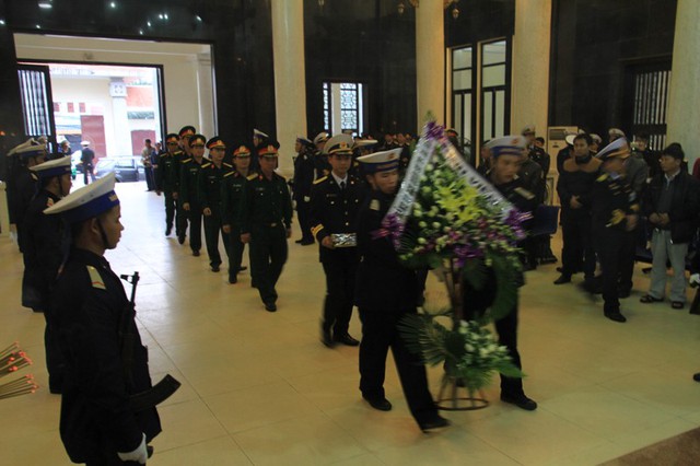 Nhiều đoàn đã tới đặt vòng hoa, thắp hương viếng linh hồn các chiến sĩ