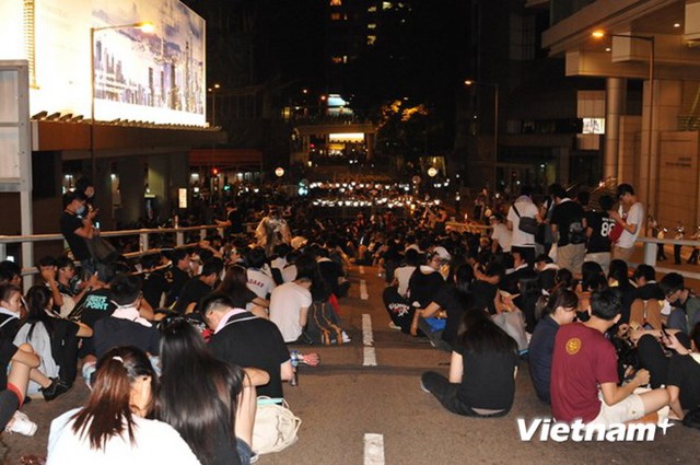 Người biểu tình ngồi trật tự trên dọc đường Gloucester. Ảnh: Tiến Trung-Đức Nam/Vietnam 