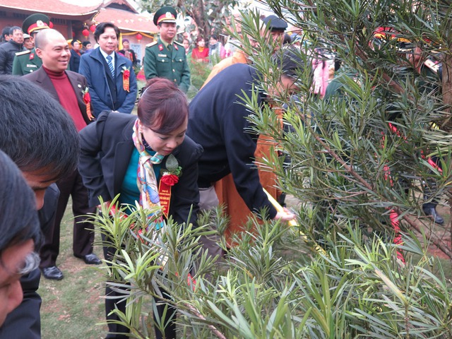 Bộ trưởng Bộ Y tế trồng cây lưu niệm tại chùa