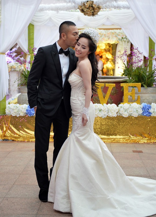 Quỳnh Nga - Doãn Tuấn khoá môi say đắm trong tiệc cưới