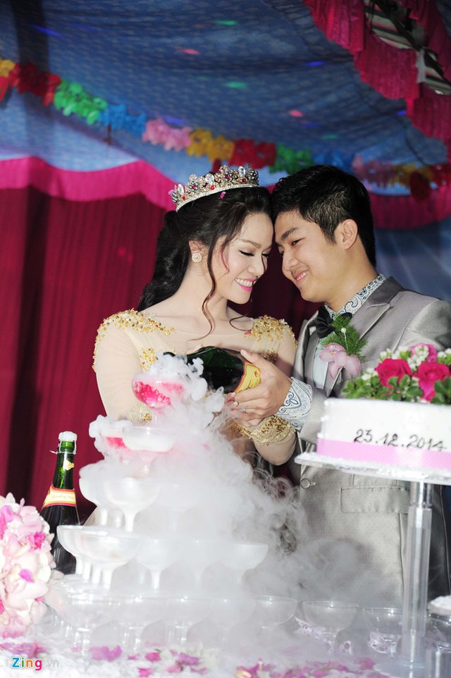 Đám cưới tưng bừng của Nhật Kim Anh ở quê nhà
