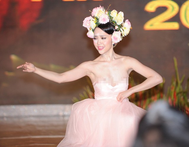 Mặc dù vậy, tai nạn nghề nghiệp vẫn xảy ra với cô trong đêm diễn mở màn Tuần lễ thời trang Việt vào tháng 11/2011, Linh Nga lần đầu tiên gặp sự cố lớn về trang phục trong sự nghiệp. Khi đang say sưa biểu diễn, diễn viên múa không nhận ra phần cúp ngực bị tuột xuống khiến vòng 1 bị lộ trước nhiều người. 