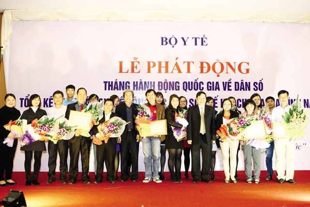 Lãnh đạo Bộ Y tế, Hội Nhà báo Việt Nam chụp ảnh lưu niệm cùng các tác giả đoạt giải .	Ảnh: CHÍ CƯỜNG