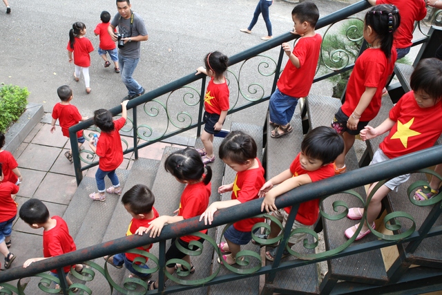Các bé xếp hàng xuống cầu thang theo đúng hướng dẫn của cô giáo