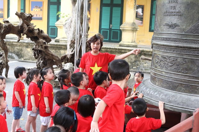 Chăm chú nghe cô giáo giới thiệu về các di tích trong Hoàng Thành Thăng Long