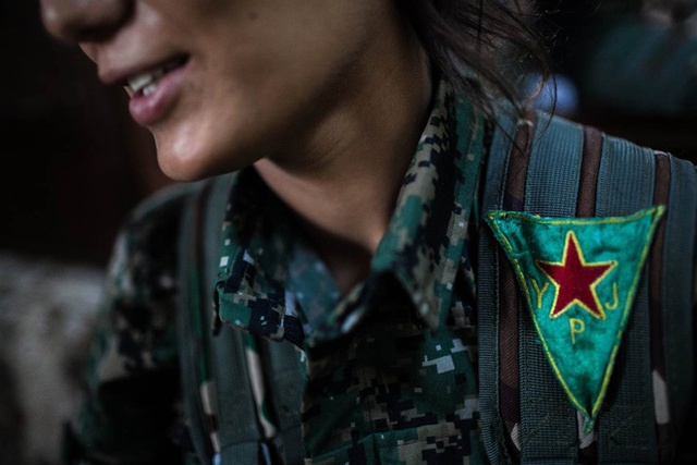 Trên vai áo nữ binh Amara có đính biểu tượng của YPJ.