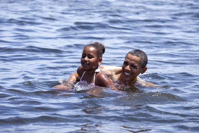 President Barack Obama and his daughter Sasha swim at Alligator Point in Panama City Beach, Florida, August 14, 2010. (Pete Souza/The White House/Handout via REUTERS)