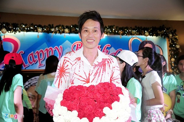 Hoài Linh suýt té nhào trong tiệc sinh nhật