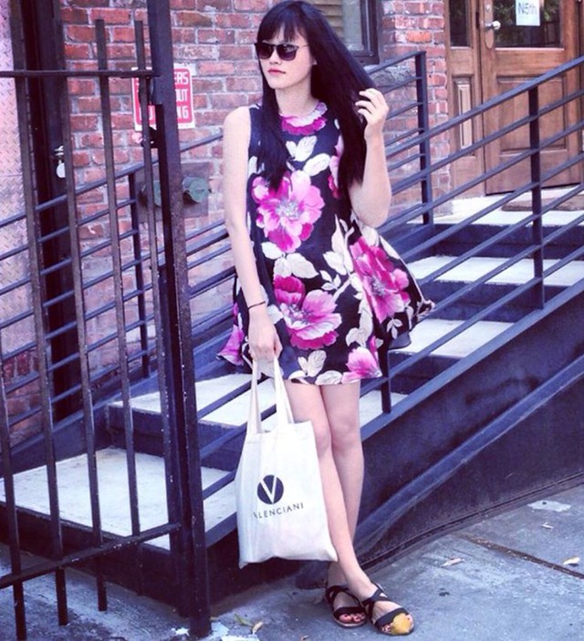 Sao nội ngoại đua nhau diện hoa văn tối m&agrave;u