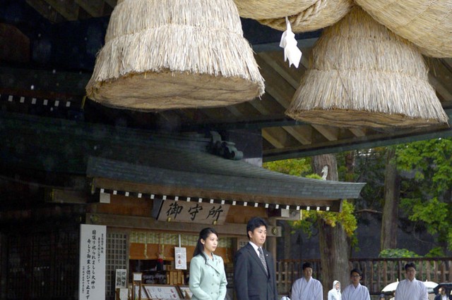 Tại hôn lễ, 21 thành viên gia đình, trong đó có mẹ của công chúa, chị và em gái cùng bố mẹ chú rể, người thân hai họ cùng tham dự. Khoảng 300 người, gồm bạn bè của cô dâu, chú rể, được mời đến đám cưới ở thành phố Matsue, tỉnh Shimane, hôm qua 6/10. Thủ tướng Shinzo Abe cùng các quan khách sẽ dự tiệc tối được tổ chức tại một khách sạn ở Tokyo vào ngày 8/10.