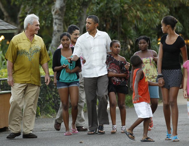 President Barack Obama walks in the Honolulu Zoo with family and friends in Hawaii January 3, 2011. (Kevin Lamarque/REUTERS)