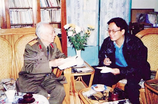 Nguyên Phó TBT  Báo Gia đình & Xã hội Nguyễn Tiến Thanh (bìa phải) trong buổi phỏng vấn Đại tướng Võ Nguyên Giáp (năm 1999). Bài phỏng vấn sau đó được đăng trên số báo đầu tiên của Báo Gia đình & Xã hội. Ảnh: TL