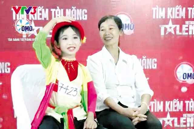 Đức Vĩnh và mẹ trong tập thứ 2 của “Tìm kiếm tài năng – Vietnams Got Talent”. Ảnh: BTC