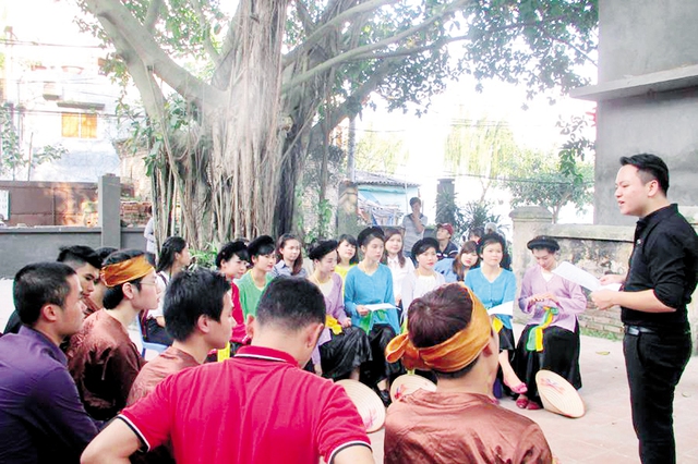 Lê Thanh Phong (phải) và các thành viên CLB UNESCO di sản dân ca xứ Nghệ trong một buổi sinh hoạt. 	Ảnh: TL