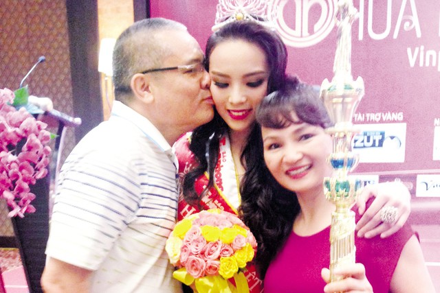 Nụ cười rạng rỡ của bố mẹ tân 
Hoa hậu Việt Nam 2014 bên con gái 
sau giây phút đăng quang.  Ảnh: HTL
