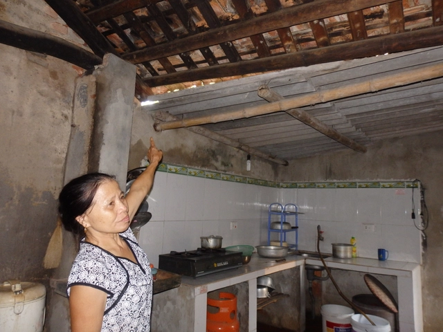 Bà Lê Thị Phơn mong sớm lấy được tiền để sửa lại nhà. Ảnh: NH