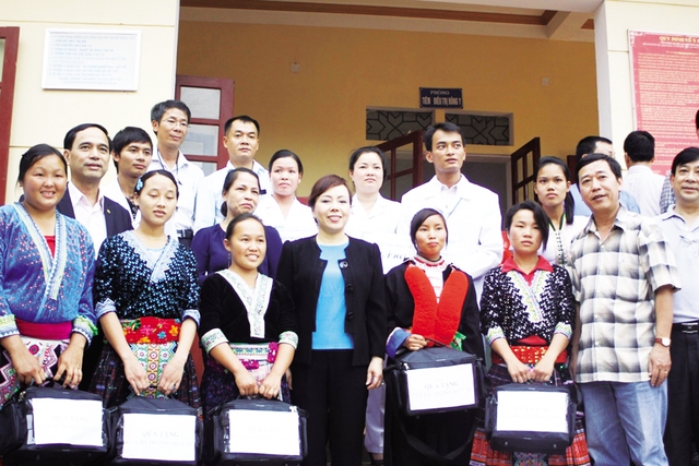 Bộ trưởng Bộ Y tế Nguyễn Thị Kim Tiến thăm và tặng quà các cô đỡ thôn bản tại huyện Mường Nhé, Điện Biên. Ảnh: X.T