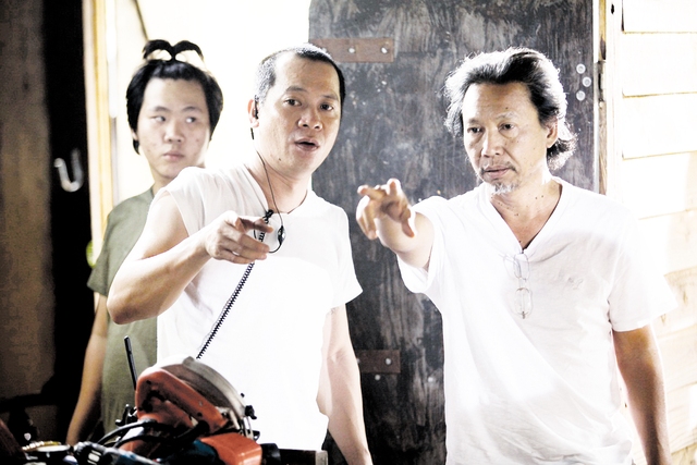 Đạo diễn Nguyễn Minh Chung (bên phải) đang chỉ đạo trường quay. 
	Ảnh: Ân Nguyễn.