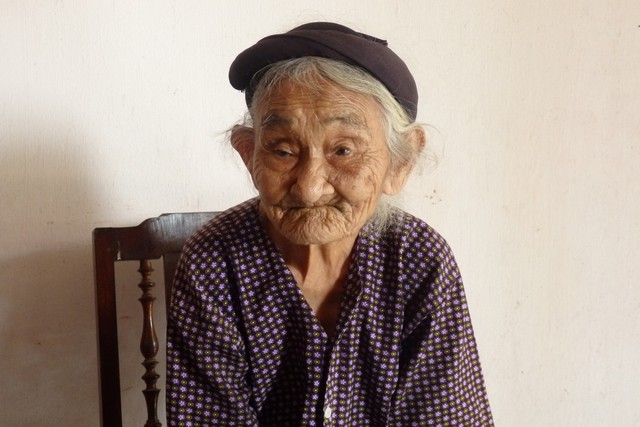 Bà Nguyễn Thị Xuân, 96 tuổi, ở thôn 8, xã Hoằng Đồng đau xót vì khoản tiền lo hậu sự có khả năng bị mất. Ảnh: NH