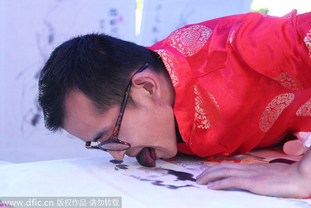 Han Hiểu Minh đã sử dụng lưỡi của mình để tạo ra tác phẩm nghệ thuật đường phố tại một gian hàng ở Hàng Châu, tỉnh Chiết Giang Trung Quốc, ngày 19/10.