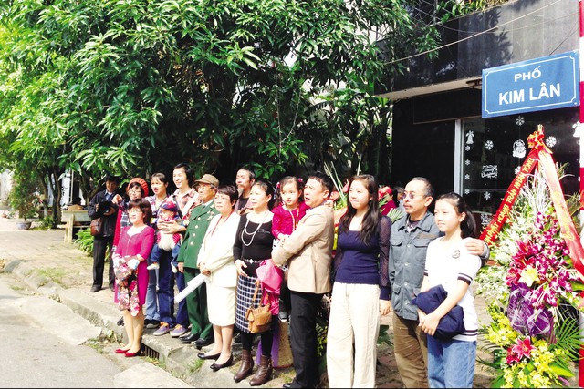 Các con cháu của cố nhà văn Kim Lân trên con đường mang tên ông tại TP Bắc Ninh. 	Ảnh: Thanh Hà