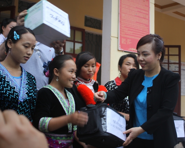 Bộ trưởng thăm và tặng quà Trạm Y tế xã Nậm Kè, huyện Mường Nhé, tỉnh Điện Biên cùng các Cô đỡ thôn bản trên địa bàn xã.