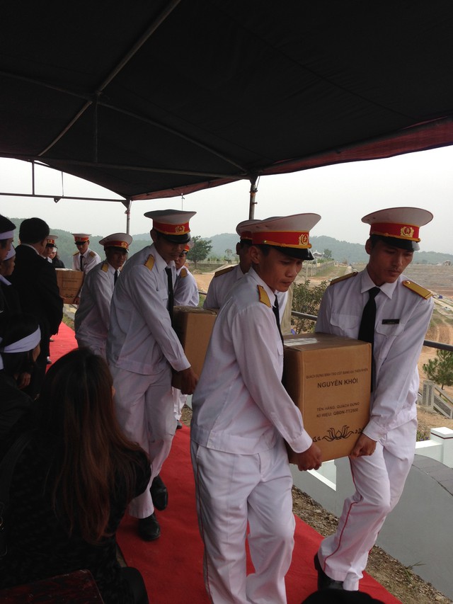 Đội kiêu binh đưa hài cốt của gia đình chị Minh, anh Thắng chuẩn bị làm lễ hạ huyệt