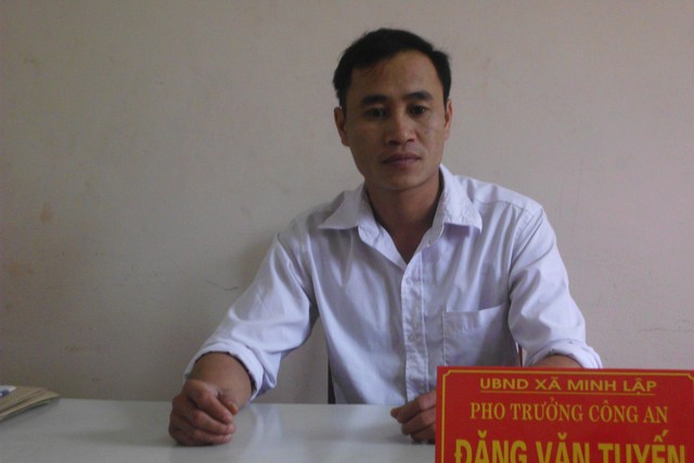 Ông Đặng Văn Tuyến, Phó Trưởng Công an xã Minh Lập trao đổi với PV.