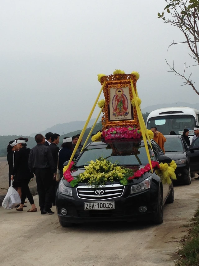 Đoàn xe đưa di hài của gia đình chị Nguyễn Ngọc Minh về Nghĩa trang Lạc Hồng Viên (Hòa Bình)