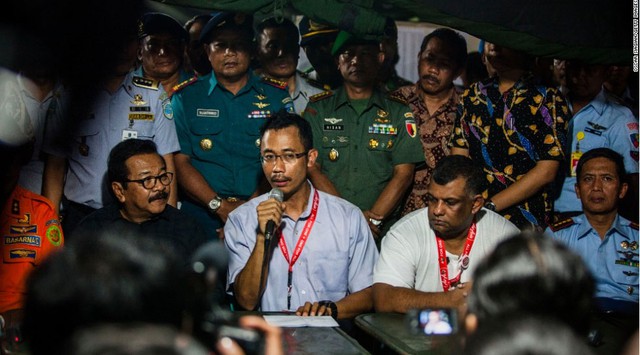 Ông Sunu Widyatmoko, Giám đốc điều hành của Indonesia AirAsia, đứng đầu cuộc họp báo ở Surabaya, Indonesia, thông báo rằng chiếc máy bay QZ8501 đã bị mất liên lạc với đài kiểm soát không lưu.