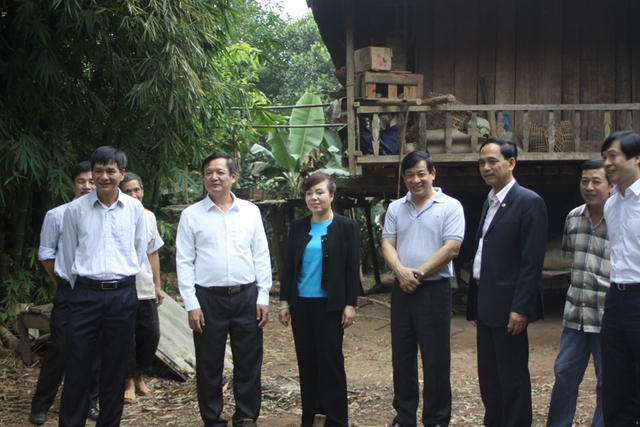 Bộ trưởng kiểm tra vệ sinh môi trường tại địa bàn xã Nậm Kè, huyện Mường Nhé.