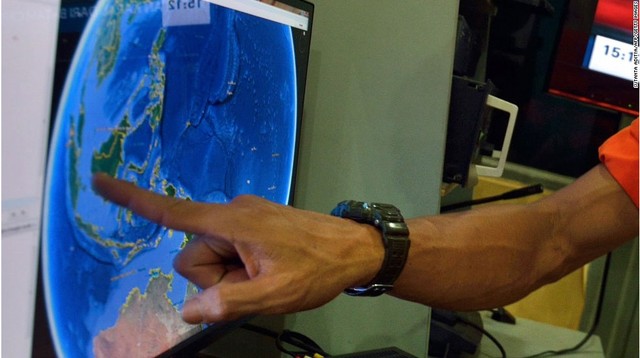 Một quan chức của Cơ quan tìm kiếm và cứu hộ quốc giaIndonesia chỉ ra vị trí mà máy bay QZ8501 đã mất tích.