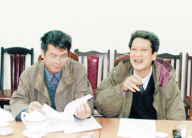 Nguyên Phó TBT Nguyễn Thành Phong (bên phải) và Phó TBT Nguyễn Văn Tam tại một cuộc họp của Báo Gia đình & Xã hội năm 2006. Ảnh: NĐ