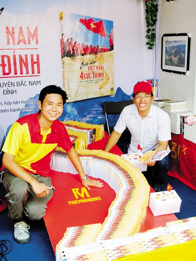 Ngô Huy Hà (trái) ra mắt cuốn sách “Bước chân Việt Nam 4 Cực 1 Đỉnh”.