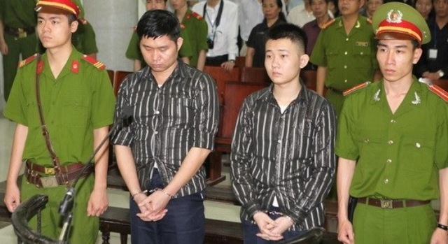 Hai bị cáo Tường và Khánh tại phiên tòa sơ thẩm ngày 14/14/2014