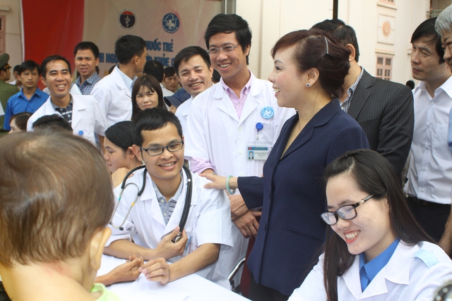 Bộ trưởng Nguyễn Thị Kim Tiến thăm hỏi động viên các bác sỹ trẻ tình nguyện công tác tại các vùng sâu, vùng xa, đặc biệt khó khăn tại các tỉnh miền núi phía Bắc. Ảnh: Xuân Thắng