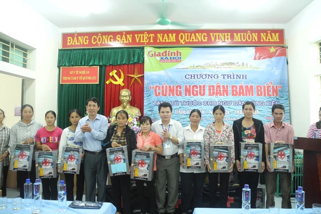 Đại diện B&aacute;o GĐ&XH, Sở Y tế Nghệ An trao tặng tủ thuốc y tế cho b&agrave; con ngư d&acirc;n huyện Quỳnh Lưu (Nghệ An). Ảnh: V.THU