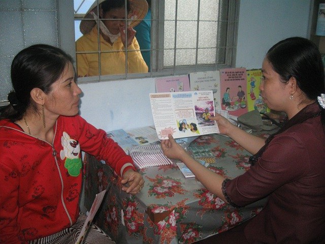 Phổ biến c&aacute;c kiến thức về biện ph&aacute;p tr&aacute;nh thai cho chị em trong độ tuổi sinh đẻ l&agrave; nhiệm vụ kh&ocirc;ng thể thiếu của mỗi c&aacute;n bộ d&acirc;n số cơ sở