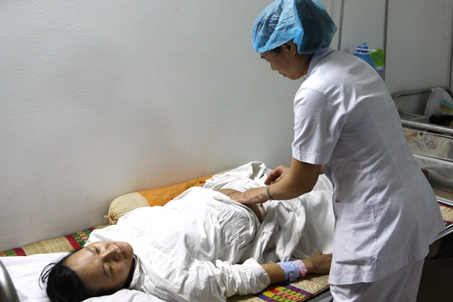 Sản phụ Vũ Thị Phương Hoa đang được chăm sóc tại khoa Sản 2 (Bệnh viện Phụ sản Trung ương). 	Ảnh: CHÍ CƯỜNG