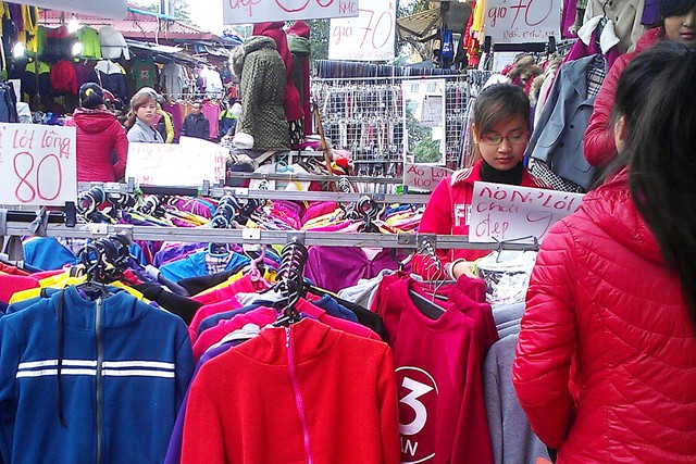 Một cửa hàng bán áo giữ nhiệt ở phố Phan Văn Trường (Hà Nội) chỉ với giá 80.000 đồng/chiếc. Ảnh: M.H Một cửa hàng bán áo giữ nhiệt ở phố Phan Văn Trường (Hà Nội) chỉ với giá 80.000 đồng/chiếc. Ảnh: M.H