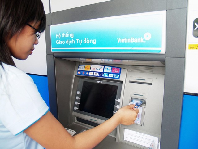 Máy ATM nuốt thẻ, hết tiền... đều bị phạt nặng