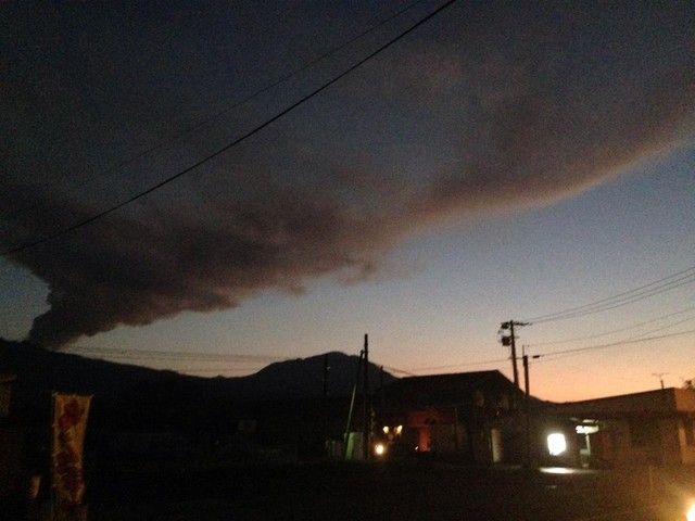 JAL cho biết có thể sẽ còn nhiều chuyến bay bị ảnh hưởng nếu như tình hình phun trào của núi lửa Aso tiếp tục xấu đi trong những ngày tới.