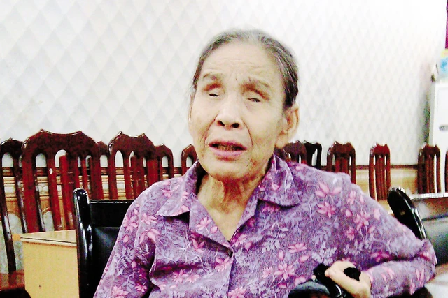 B&agrave; Trần Thị Nghi&ecirc;m, hai mắt đ&atilde; l&ograve;a chia sẻ về bi kịch cuộc đời m&igrave;nh với h&agrave;ng chục năm trời đằng đẵng theo kiện. Ảnh: TS