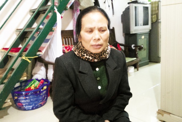 Bà Nguyễn Thị Xinh (mẹ hung thủ) trao đổi với PV. 	Ảnh: PV