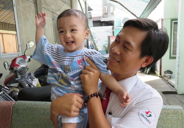 Bé 2 tuổi bị bỏ rơi và tài xế Thuận
