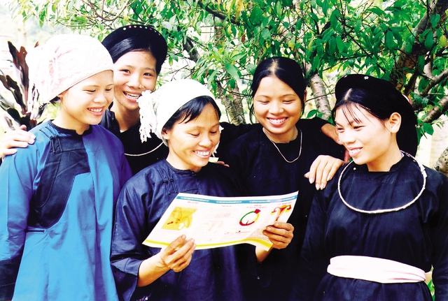 Phụ nữ huyện Bát Xát - Lào Cai với các tài liệu truyền thông chăm sóc SKSS/làm mẹ an toàn. Ảnh: Dương Ngọc